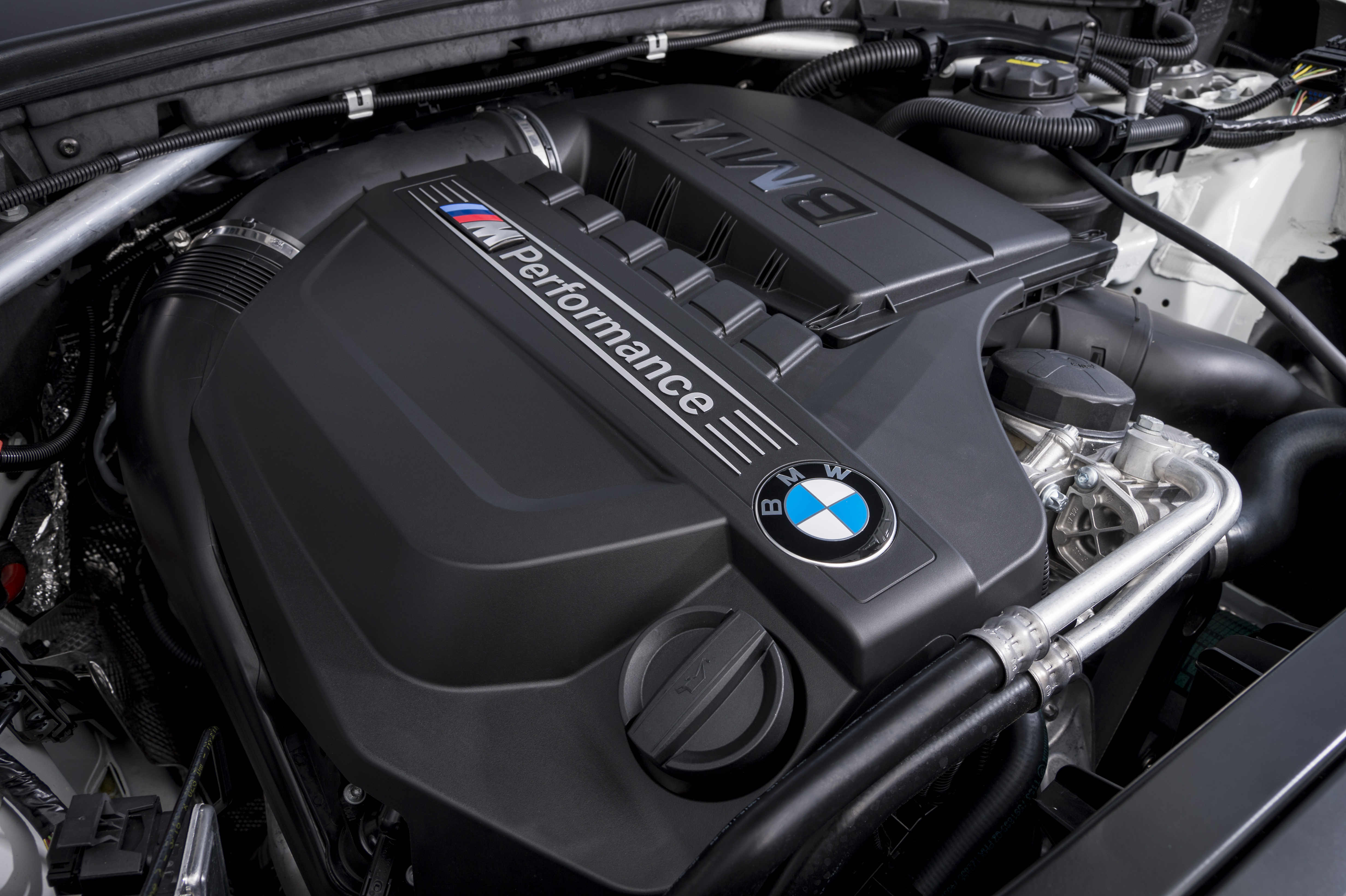 Bmw x6 двигатели. BMW m4 двигатель. Мотор BMW x4. BMW x4 двигатель. Мотор BMW 4.4.