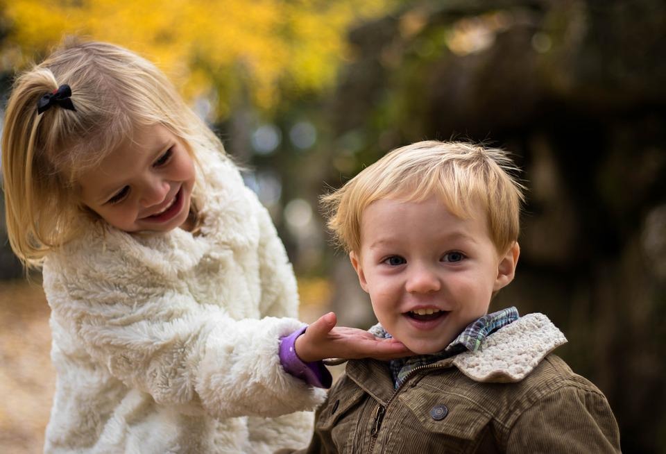 Dos niños rubios sonriendo