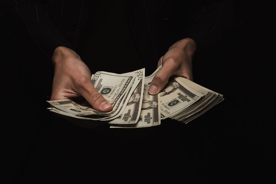 Hombre con dinero en mano
