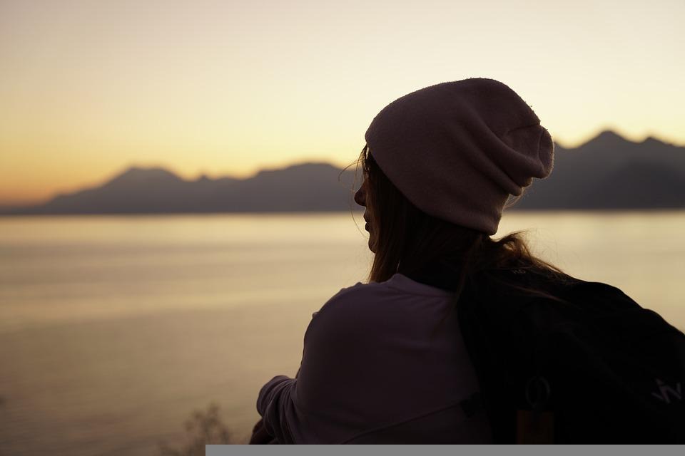 Mujer con gorro y una mochila