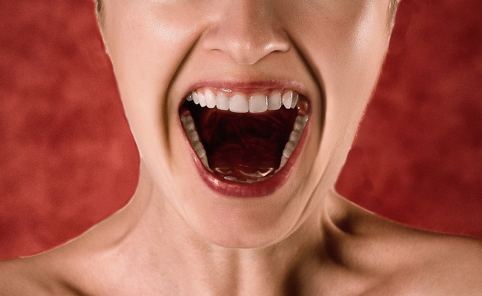Mujer con la boca abierta