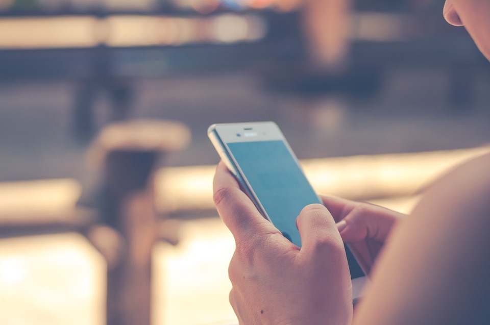 Mujer con teléfono en sus manos