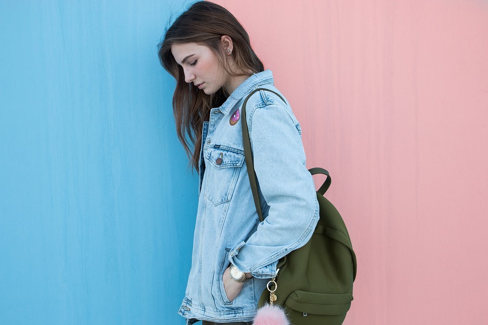 Mujer de chaqueta y bolso