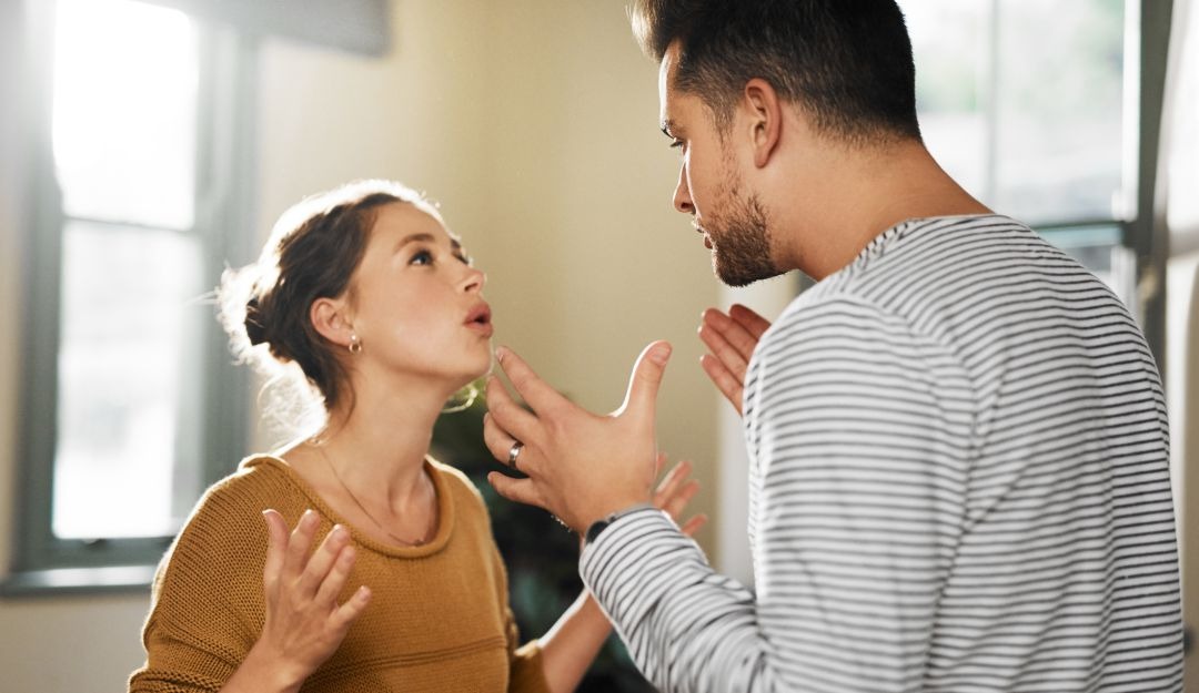 Pareja discutiendo