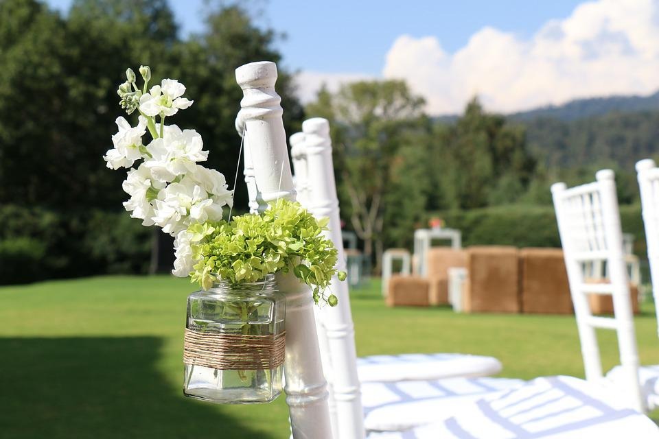 Sillas blancas decoradas en un jardín