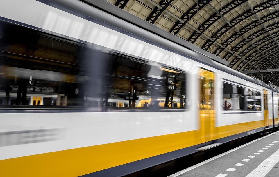 Tren de color amarillo con blanco